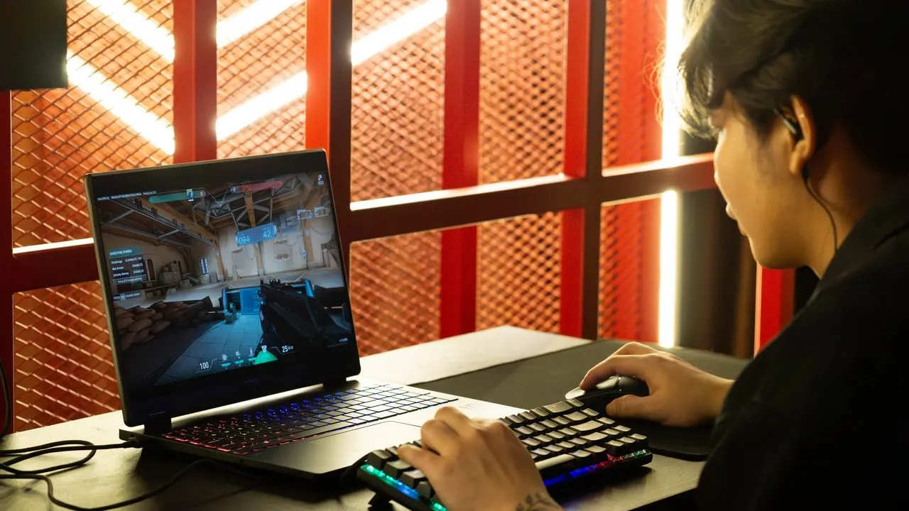 A visitor is playing VALORANT using a HyperX OMEN 15 laptop. (DoubleXP)