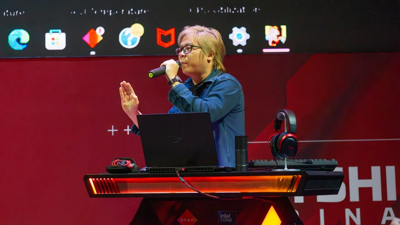 Indonesian gaming YouTuber okemudin showcases HyperX laptop and its peripherals. (DoubleXP)