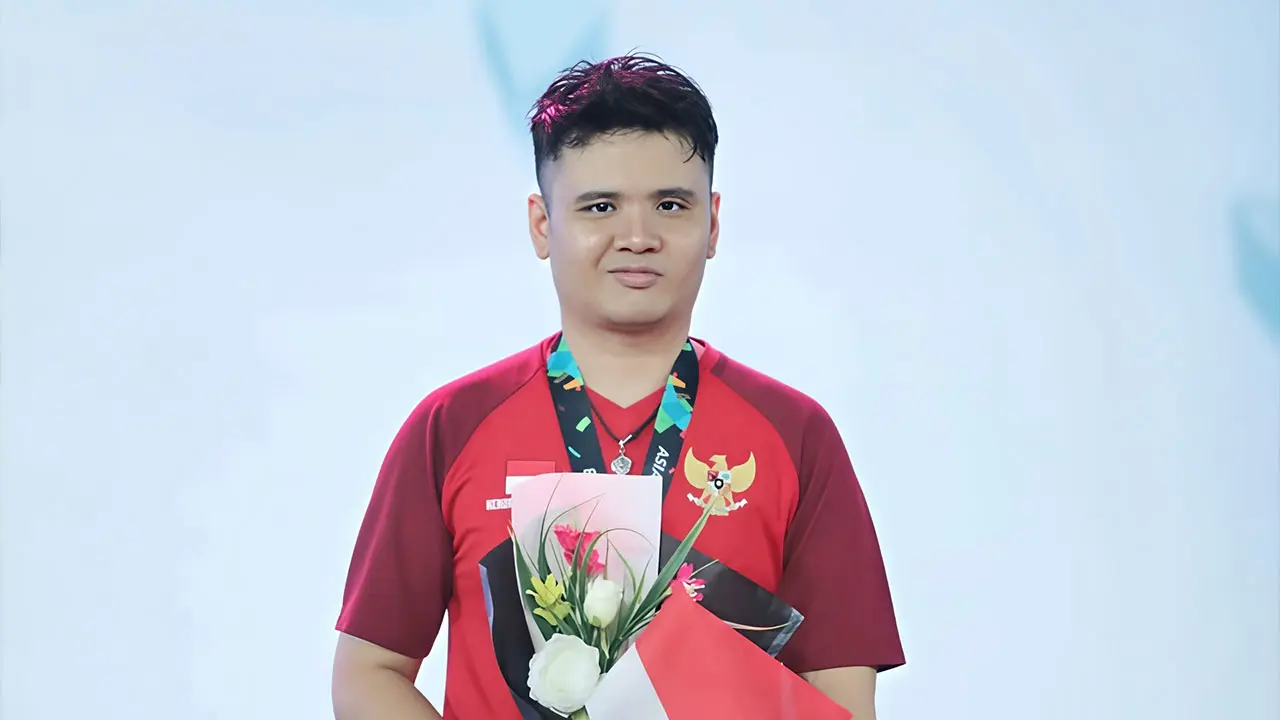 Hendry "Jothree" Handisurya winning silver medal for Hearthstone at the 2018 Asian Games. (Hybrid)