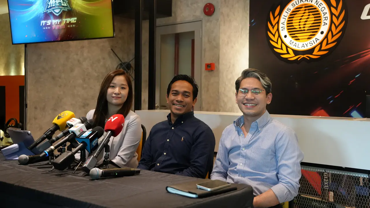 Representative from Moonton, MESF, and ESI. From left to right: Krystal Tan, Head of Business Development for Malaysia Esports at Moonton Games; Naim Al Amin, President of MESF; Ahmed Faris Amir, CEO of ESI. (Moonton)