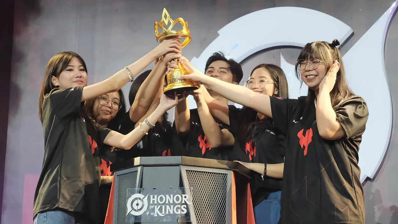 HYVE lifts their KWS3 trophy. (Level Infinite)