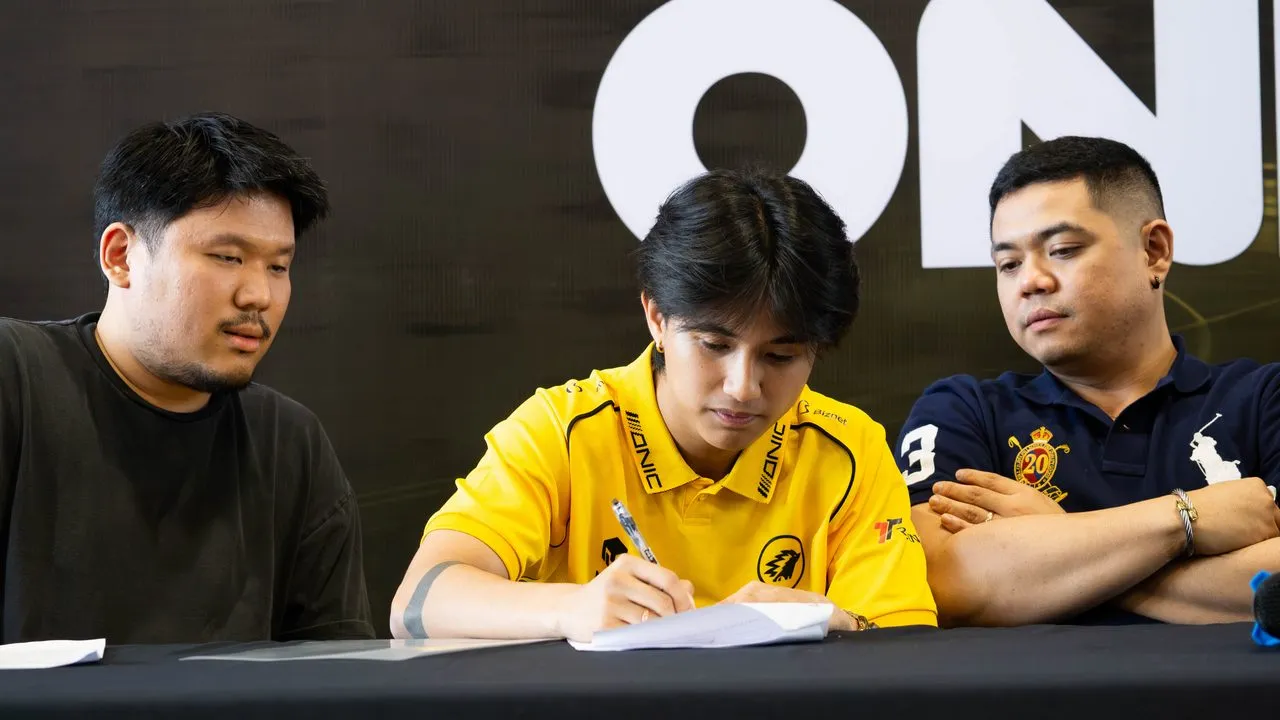 Kelra signs his contract, supervised by ONIC's management. (DoubleXP)