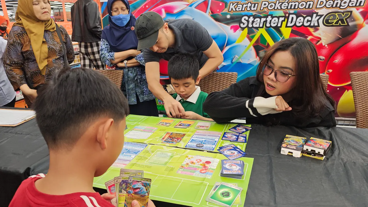A guide helps children playing the Pokémon Trading Card Game. (DoubleXP)