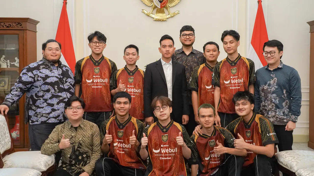 Indonesian Vice President Gibran Rakabuming Raka with players and coaches of Alter Ego. (Moonton)