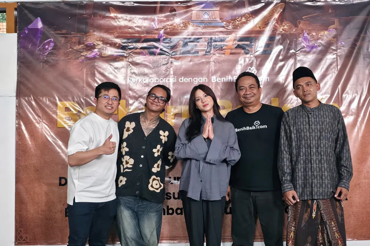 Reza Arap and Zee, alongside representatives from Garena, BenihBaik, and Madrasah Diniyyah Al Islamiyah. (Garena)