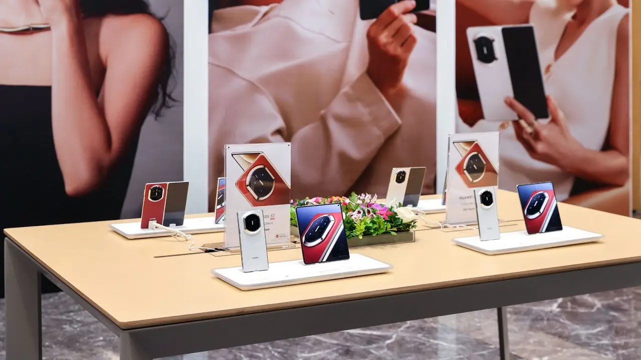 The HUAWEI Mate X7 is available in various colors. (HUAWEI)