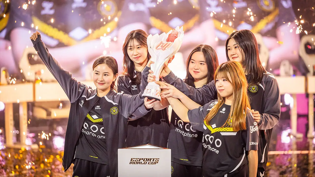 Team Vitality winning their MWI 2025 trophy. (Esports World Cup)