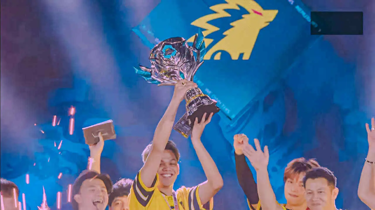 ONIC Esports is celebrating their season 16 victory. (Dunia Games)