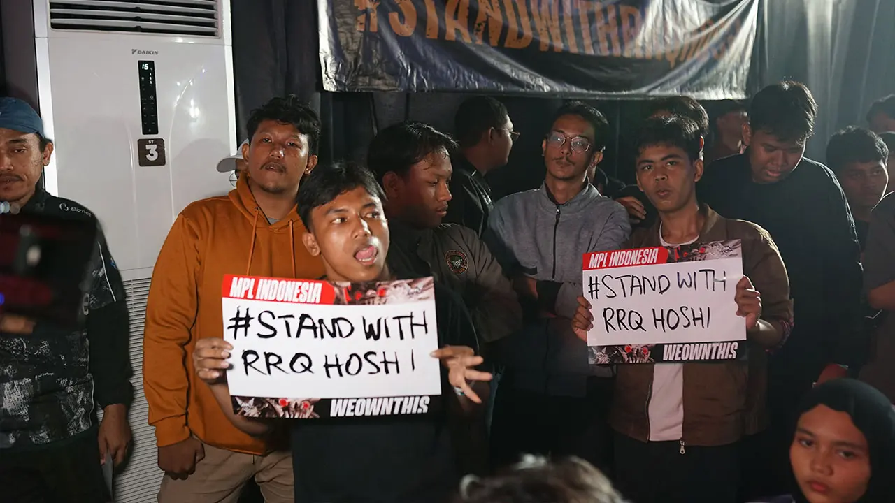 RRQ's Kingdom showing their support at MPL Arena. (Moonton)