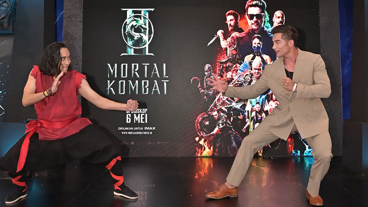 Ludi Lin with a fan during the Mortal Kombat II Global Tour Jakarta. (Warner Bros.)