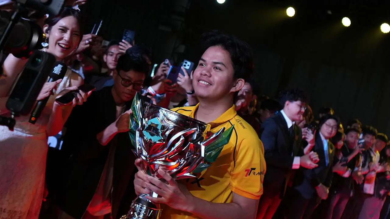 Sanz with ONIC's MPL ID trophy. The success of ONIC was a result of long-term growth. (Moonton)