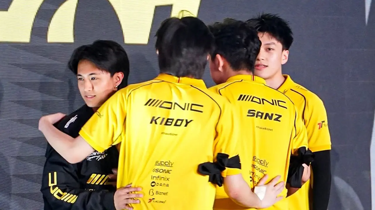 ONIC team members are comforting Kelra, who has to return for his father's funeral. (Moonton)