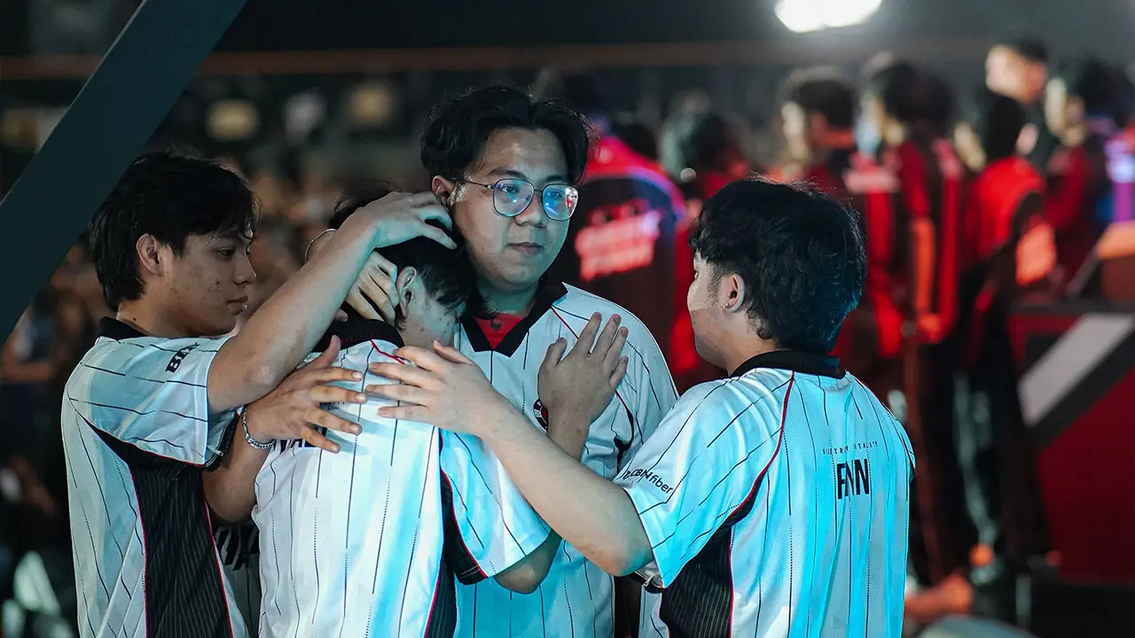 Nnael being comforted by his teammates after their victory against Geek Fam. (Moonton)